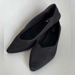 Black pointed toe ballet flats sz 8